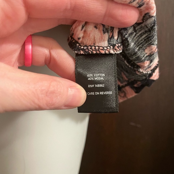 Torrid Brand Women's size 1 Black & Pink Floral V Neck Tee Front Pocket - Picture 5 of 6
